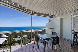 Outdoor dining - Panoramic views from this beautiful unit set high on the hill at Point... (Point Lookout)