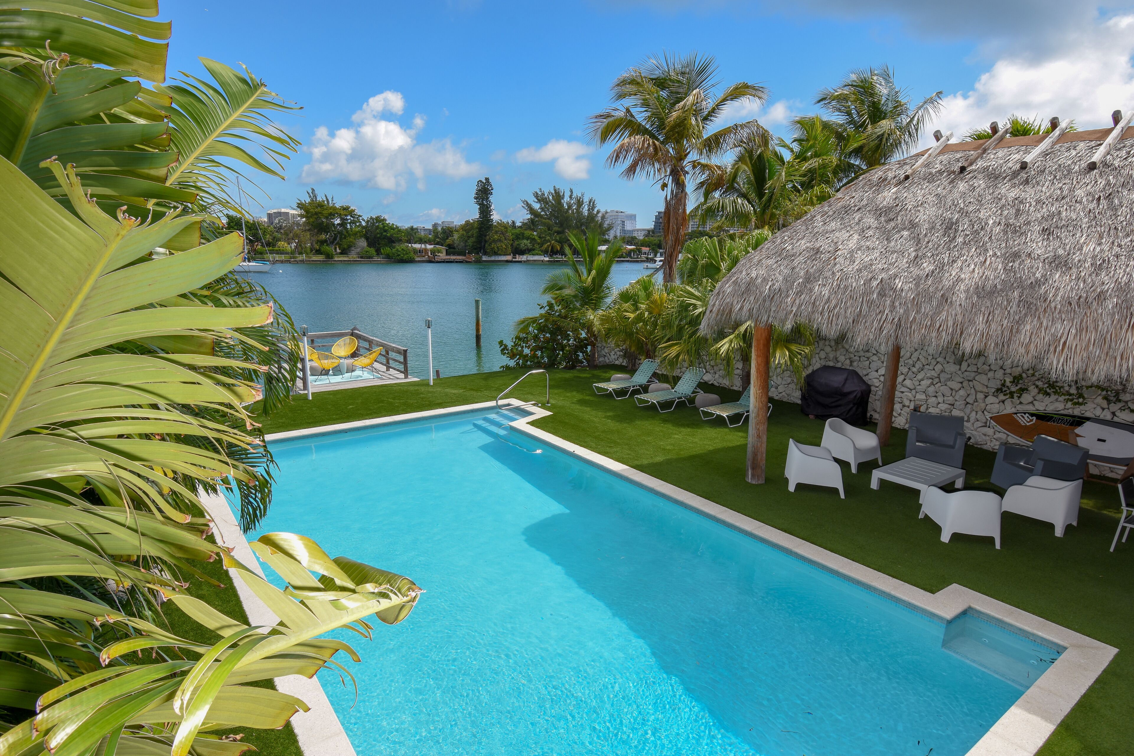 NoBeVIP: The PALMS HOUSE With Bay View, HEATED Pool and walk to the beach