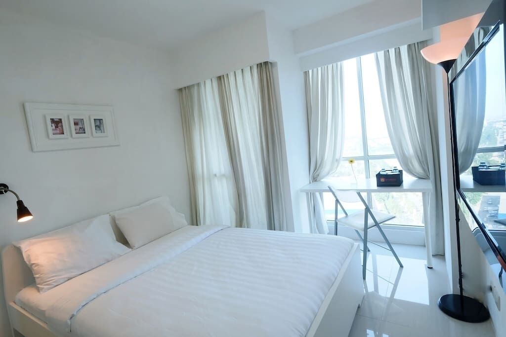 Cozy Modern Studio Room at Tifolia Apartmemt