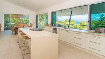 Micro-ondes, lave-vaisselle, cafetière/bouilloire, chaise haute