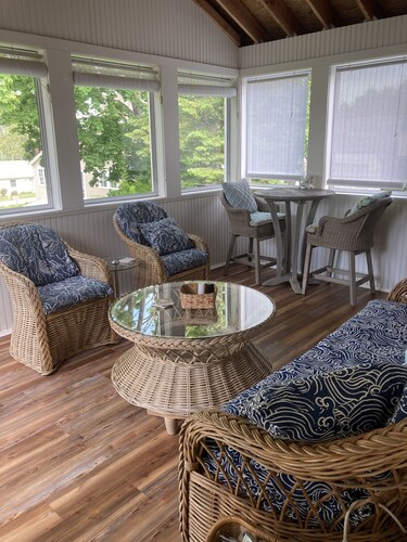 Great Narragansett Location! Classic Beach Cottage.  Short Walk to Kelly Beach. 