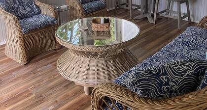 Great Narragansett Location! Classic Beach Cottage. Short Walk to Kelly Beach.