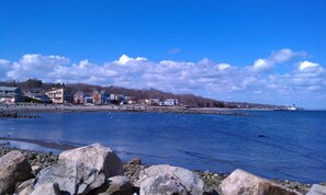Beach nearby, sun-loungers, beach towels