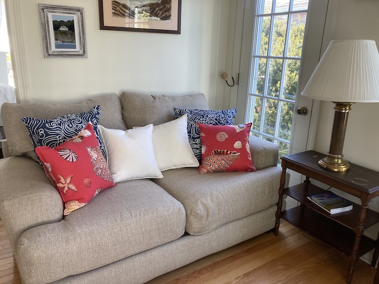 Great Narragansett Location! Classic Beach Cottage. Short Walk To Kelly Beach. - Jamestown, RI