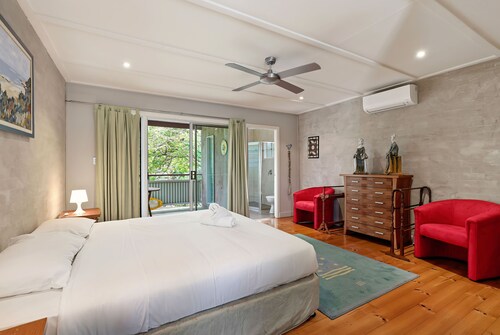 Pets allowed at this three bedroom beachhouse only minutes walk to beaches.