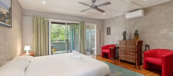 Pets allowed at this three bedroom beachhouse only minutes walk to beaches.