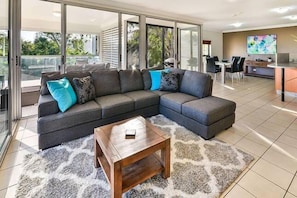 TV, DVD player - Oasis 6 - Hamilton Island (Hamilton Island)