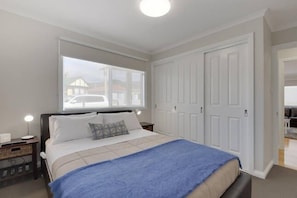 3 bedrooms, iron/ironing board, free WiFi, bed sheets - Poppies House Hobart (Hobart)
