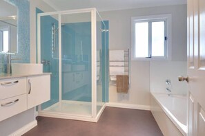 Bañera, secador de pelo, bidé y toallas