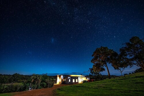 Views of Redwall Valley and close to beaches and wineries.