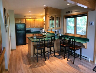 Special Rates! Brand New Hot Tub! Family&Pet Friendly~Perfect Location Near Wisp