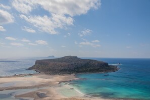 Ranta lähistöllä, rantapyyhkeitä