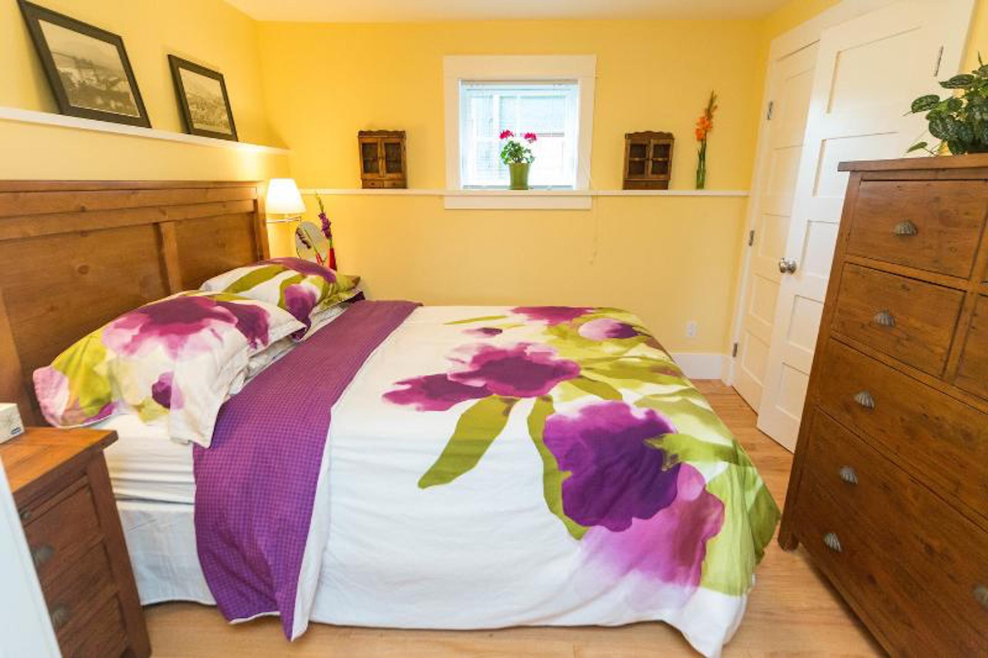 Myrtle Suite - Mountain view; centrally located in lovely area