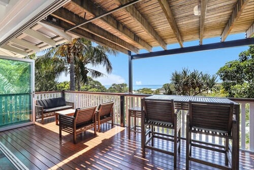 4 Bedroom beach house only minutes walk to Cylinder Beach.