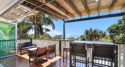 4 Bedroom beach house only minutes walk to Cylinder Beach.