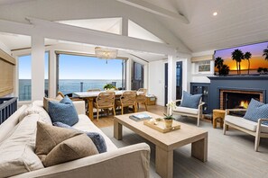 TV connectée, cheminée, lecteur de DVD, livres