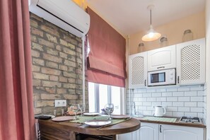 Kühlschrank, Mikrowelle, Herdplatte, Wasserkocher