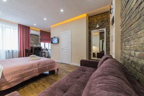 1 Schlafzimmer, Schreibtisch, schallisolierte Zimmer