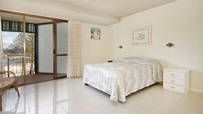 2 bedrooms, iron/ironing board, bed sheets - Lowanna Unit 10, 24 Bulcock Beach Esplanade, Bulcock Beach (CALOUNDRA)