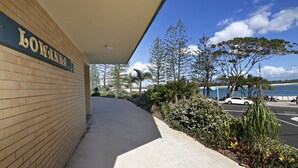 A building with a sign reading "LOWANNA" and a view of the beach and ocean. - Lowanna Unit 10, 24 Bulcock Beach Esplanade, Bulcock Beach (CALOUNDRA)