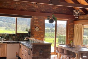 Fridge, microwave, oven, stovetop - Langbrook Estate Cottage (Yarra Junction)