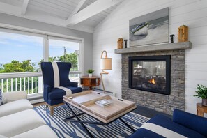Smart TV, fireplace, books - Steps to Cliff House Resort, Minutes to Perkins Cove and Ogunquit.  (York)