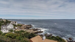 En la playa, camastros y toallas de playa 