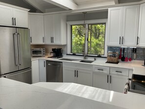 Refrigerador, microondas, horno y parrilla de estufa 
