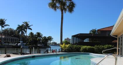 ⭐️WATERFRONT-CANAL, WALK TO BEACH🏖LARGE POOL, BAY VIEW, GULF ACCESS ⭐️