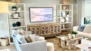 Smart-TV, peis, leker og bøker