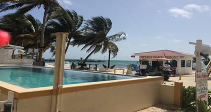 Beachfront Condo on Caye Caulker - Steps from the beach and has a pool