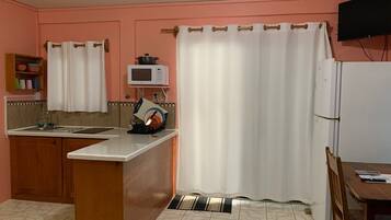 Jääkaappi, mikroaaltouuni, liesi, kahvin-/teenkeitin