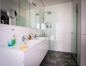 Bathtub, hair dryer, towels, soap - 'South Pacific' Luxury Ocean Front Getaway (Culburra Beach)