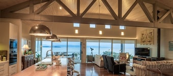 'South Pacific' Luxury Ocean Front Getaway