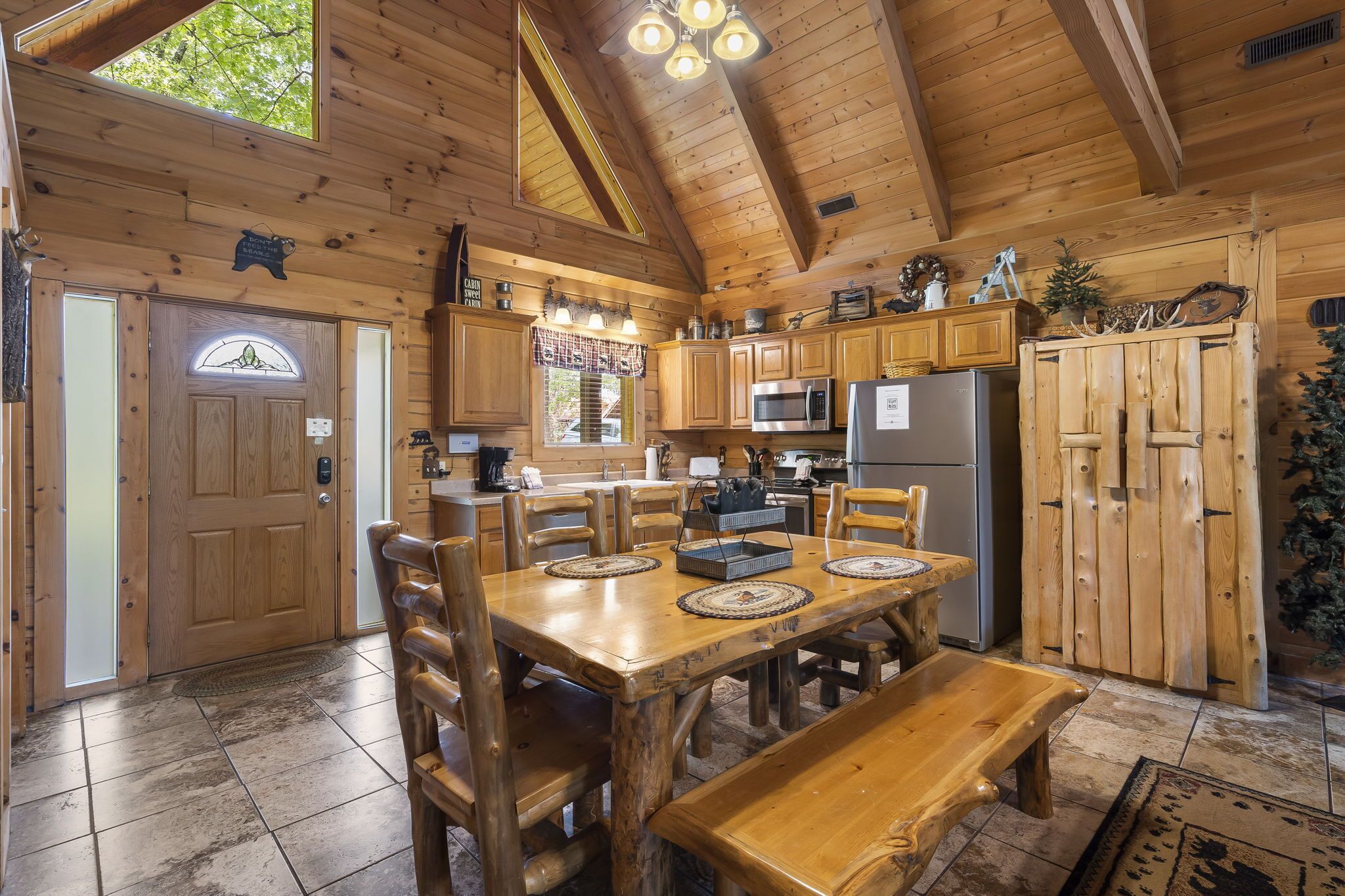 Premium Log Cabin, HotTub,Firepit, Woods Ozark Preserve, Car Charger Near BIg Cedar