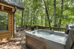 Terrace/patio - Ozark Preserve_Premium Log Cabin_HotTub_Firepit_Car Charger_Free Tickets_Near Thunder Ridge (Ridgedale)