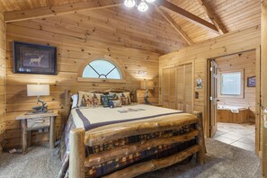 2 bedrooms, iron/ironing board, free WiFi, bed sheets - Ozark Preserve Premium Log Cabin_Hot Tub & Firepit_Car Charger_Free Tickets_Close to Thunder Ridge (Ridgedale)