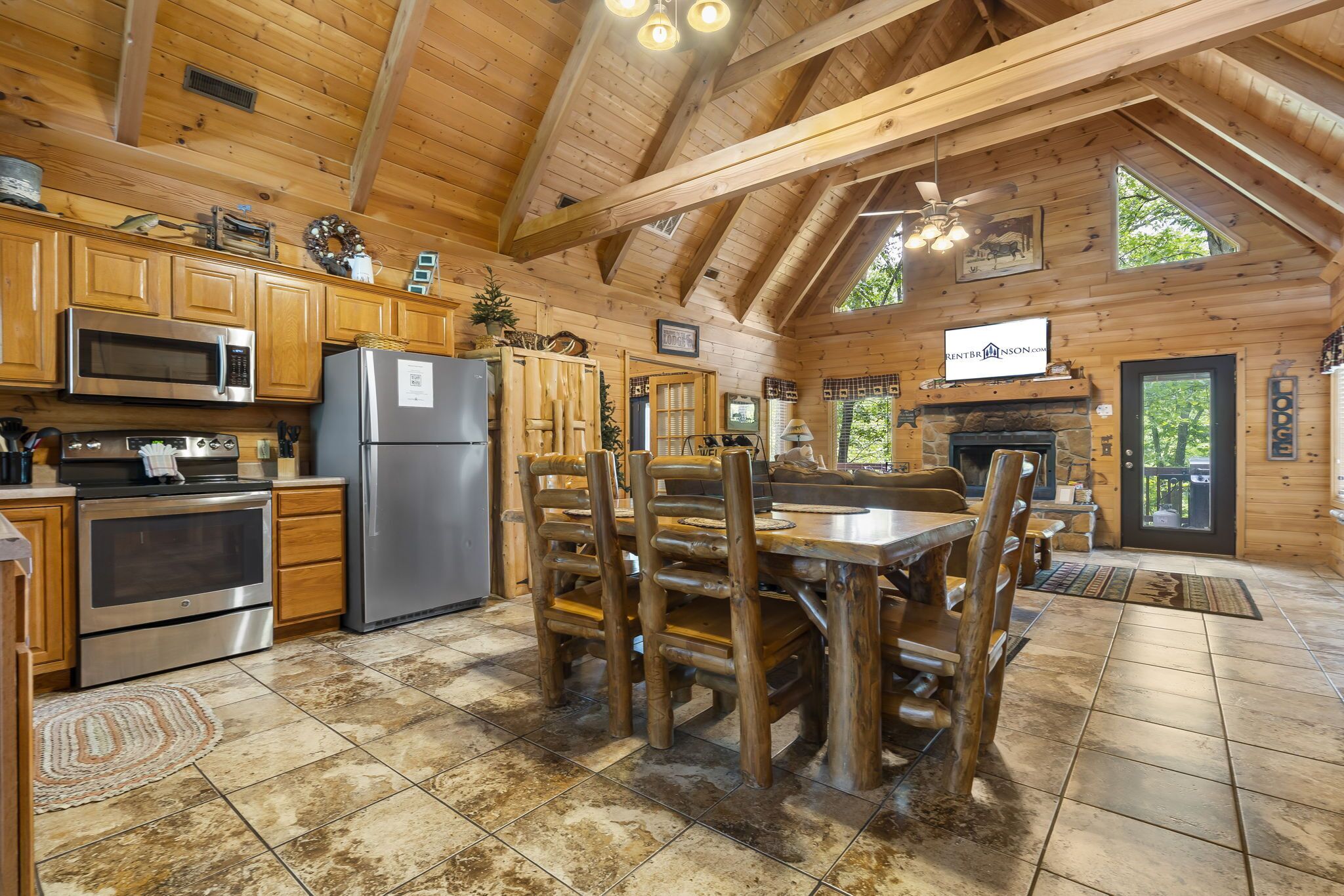 Premium Log Cabin, HotTub,Firepit, Woods Ozark Preserve, Car Charger Near BIg Cedar