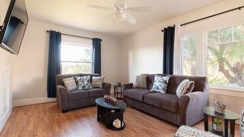 Una televisión, juguetes, libros