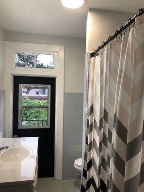 Sèche-cheveux, serviettes fournies, savon, shampoing