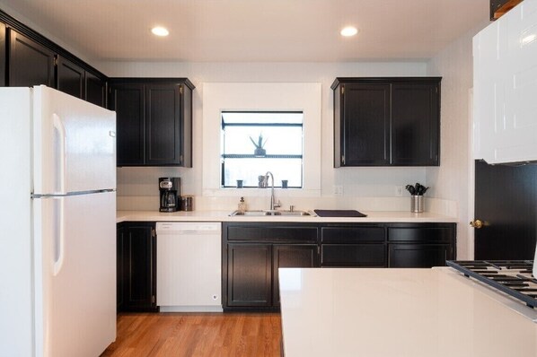 Refrigerador, microondas, horno y parrilla de estufa