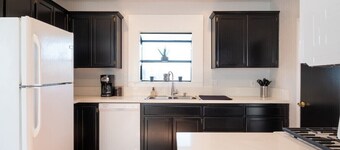 *Charming* Family & Couples Friendly 4 BR ENTIRE HOUSE