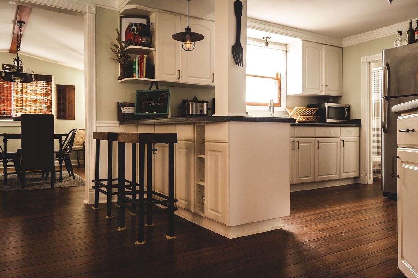 Charming Buffalo suburb home. Close to downtown and Niagara Falls