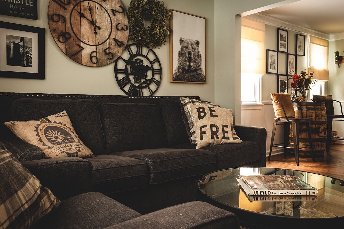 Charming Buffalo suburb home. Close to downtown and Niagara Falls