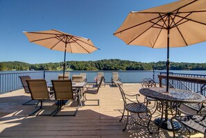 Outdoor dining - Pool, lake, hot tub, fishing, fun-Lake Lanier GA. Newly renovated and open again (Gainesville)