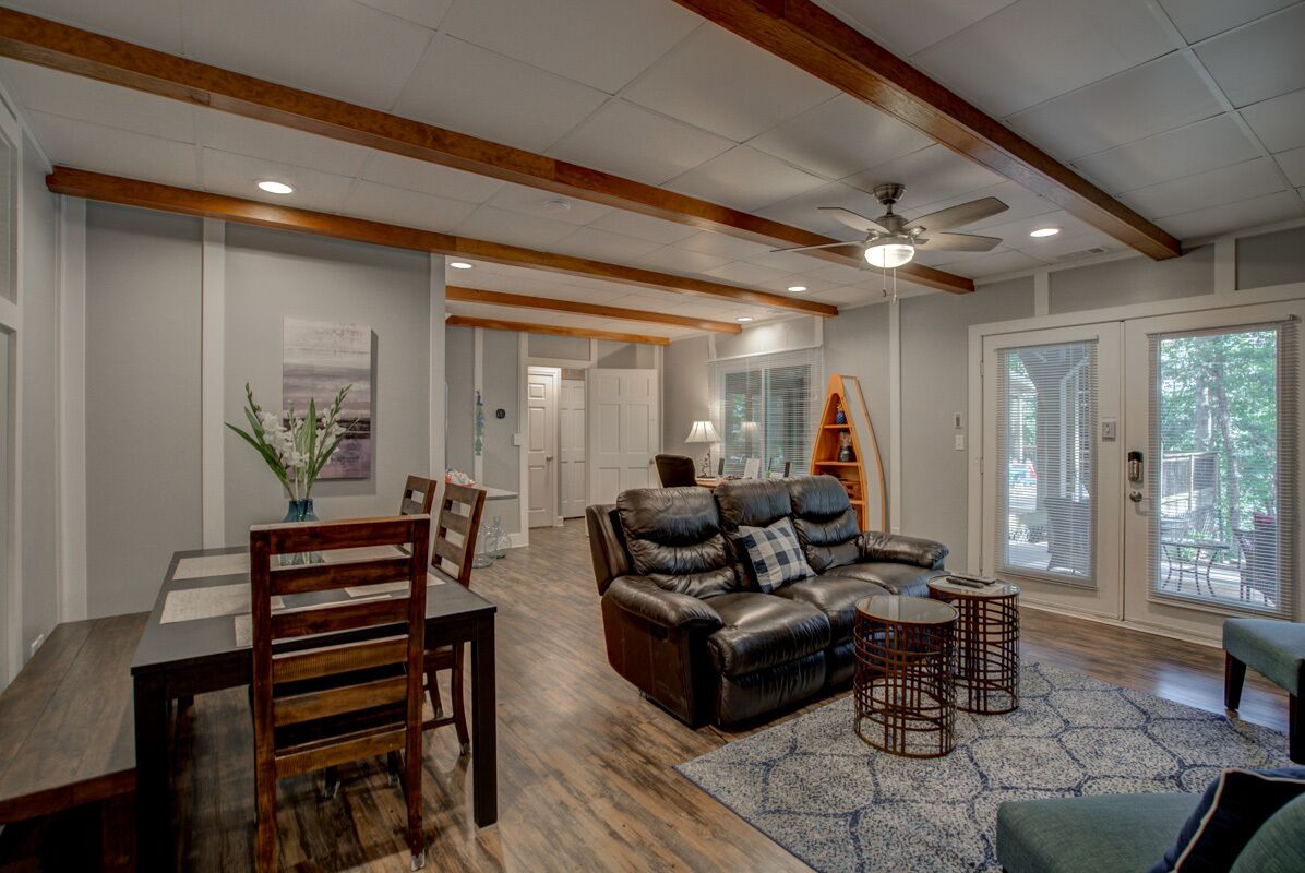 Pool, lake, hot tub, fishing, fun-Lake Lanier GA. Newly renovated and open again