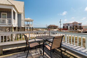 Outdoor dining - Seafari - Cozy Seaside Beach Cottage just a walk to the Gulf. (Dauphin Island)