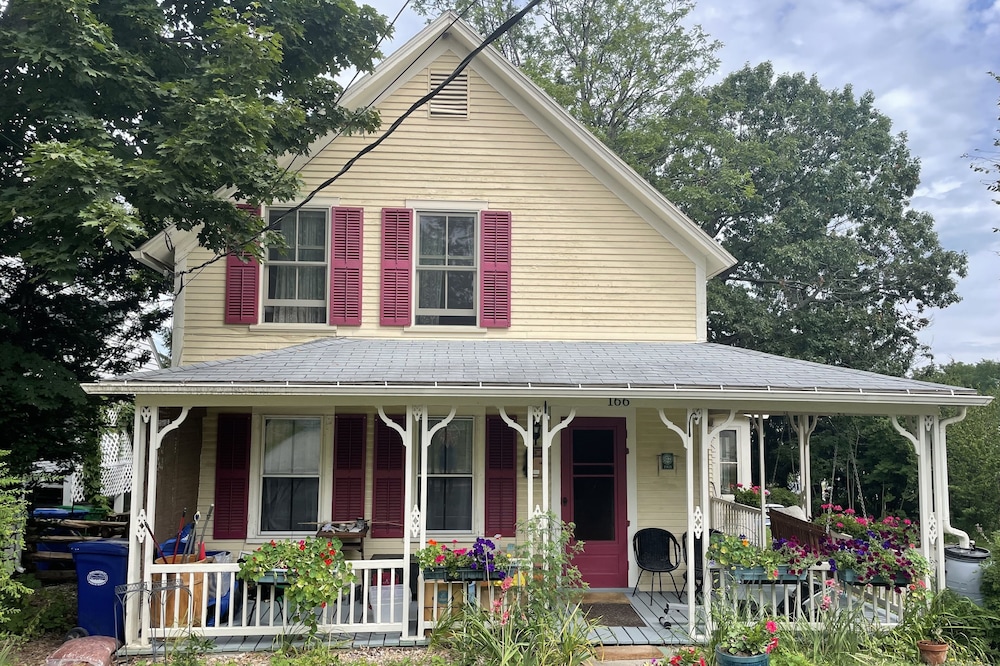 2 BR 3 Min Walk to Medical Center and UVM!