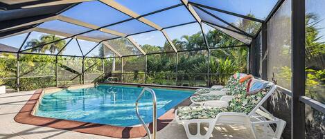 Et oppvarmet basseng og solsenger