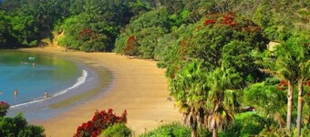 DAVINAS - Beach-front Holiday Apartment